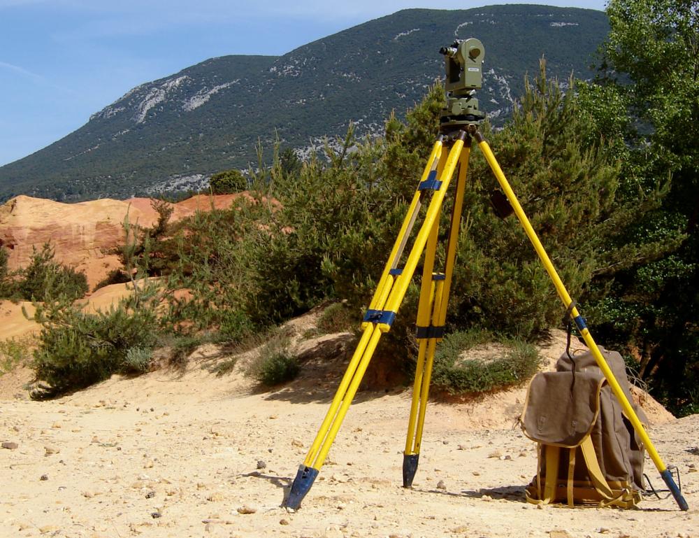 Topographe près de Lissieu
